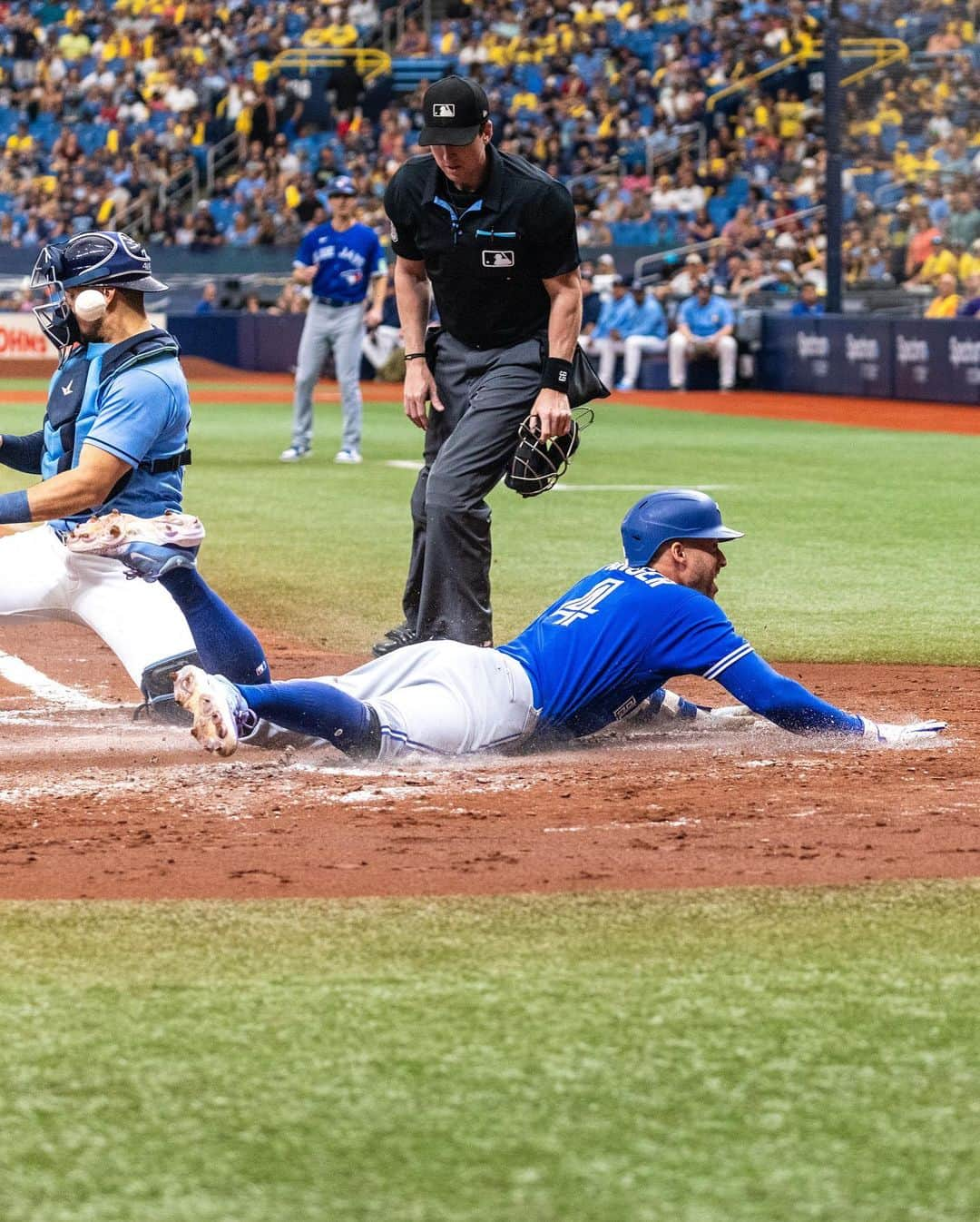 トロント・ブルージェイズさんのインスタグラム写真 - (トロント・ブルージェイズInstagram)「🚨 THAT FEELING WHEN YOU JUST HIT AN INSIDE THE PARK HOME RUN 🚨 #SPRINGERDINGER」9月25日 3時27分 - bluejays