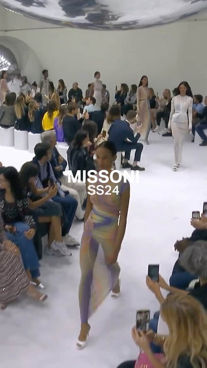 IMG Modelsのインスタグラム：「#RunwayRewind. ⏪ #Missoni’s #MissoniSS24 #MFW #fashionshow starring @anaporttella_ @nayonikaashetty @rosannaovalles_ @dibaamaty #AlexConsani @iamkerolyn + @yangling_918. 🇮🇹 #IMGmodels」
