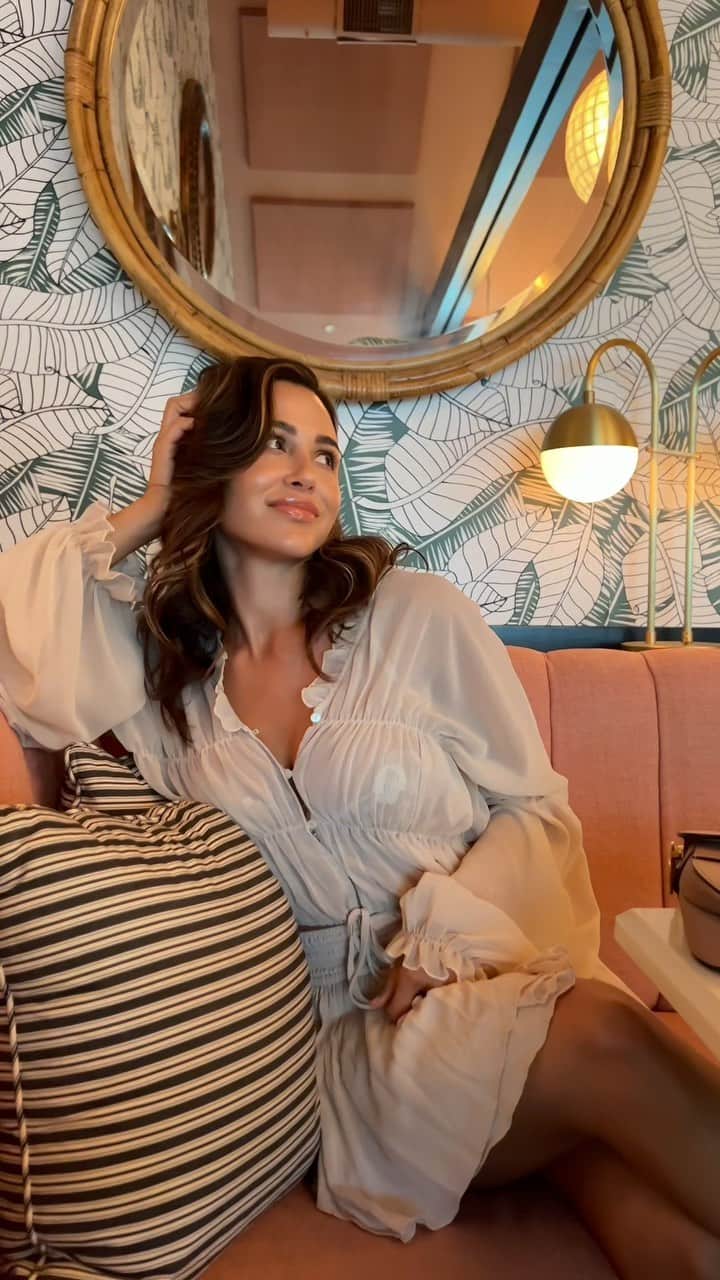 アナ・チエリのインスタグラム：「Details 👇🏽👇🏽👇🏽  The cutest place for a girls lunch or a romantic date spot 🌵💓🙌🏽  Guys, some advice  Get dressed up, take your woman out and take cute pic of her. She will love it 🫶🏽  📍Location:  The Sands Hotel Pink Cabana  Indian Wells CA.」