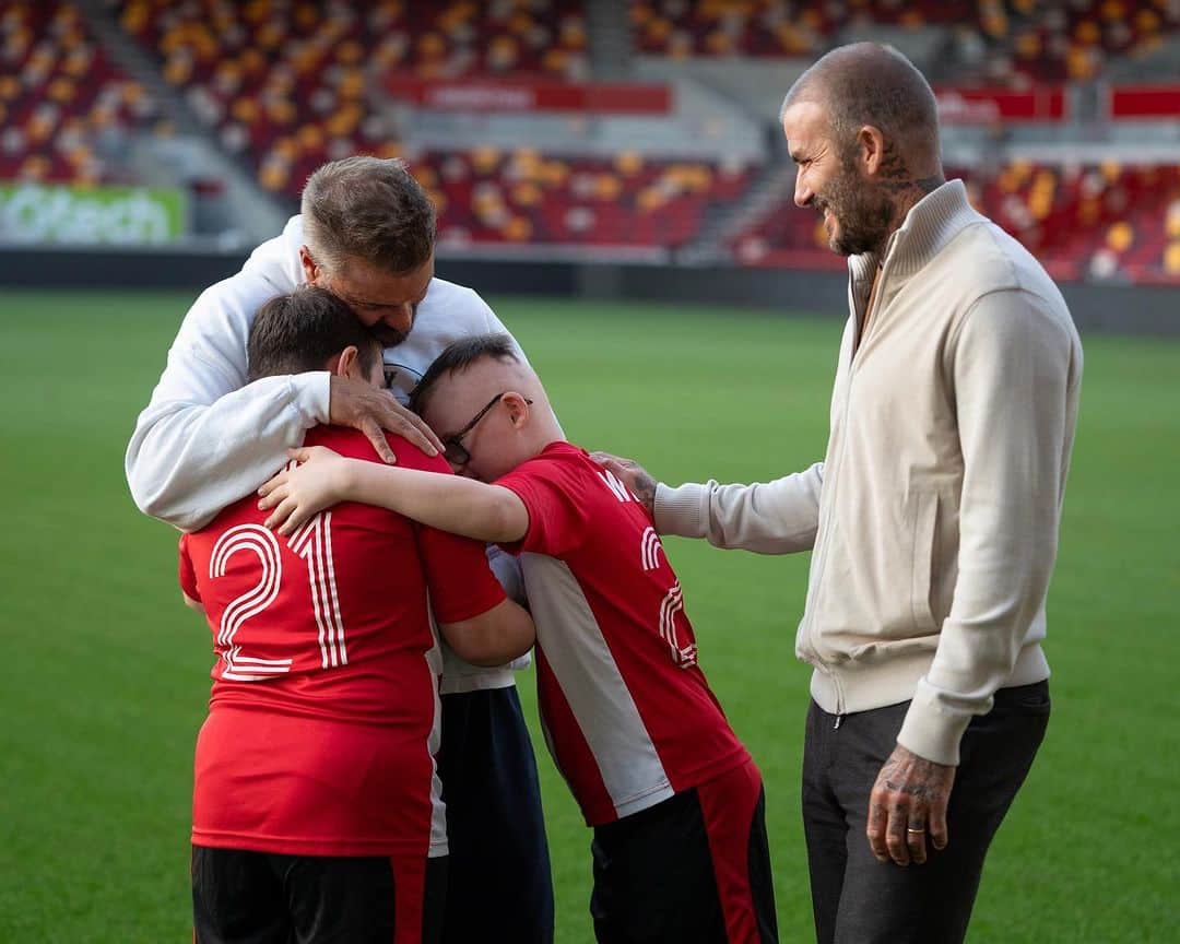 デビッド・ベッカムさんのインスタグラム写真 - (デビッド・ベッカムInstagram)「So inspiring for me and @romeobeckham to spend time with the Brentford Penguins and present their amazing coach Allan Cockram with the #WhoCaresWins Unsung Hero Award. Allan gives so much of his time and love to @planet_penguin_, one of the UK’s only teams for children with Down Syndrome. Just love seeing how happy football makes these brilliant kids ❤️」9月25日 3時53分 - davidbeckham