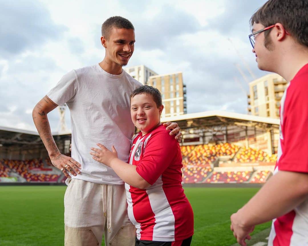デビッド・ベッカムさんのインスタグラム写真 - (デビッド・ベッカムInstagram)「So inspiring for me and @romeobeckham to spend time with the Brentford Penguins and present their amazing coach Allan Cockram with the #WhoCaresWins Unsung Hero Award. Allan gives so much of his time and love to @planet_penguin_, one of the UK’s only teams for children with Down Syndrome. Just love seeing how happy football makes these brilliant kids ❤️」9月25日 3時53分 - davidbeckham