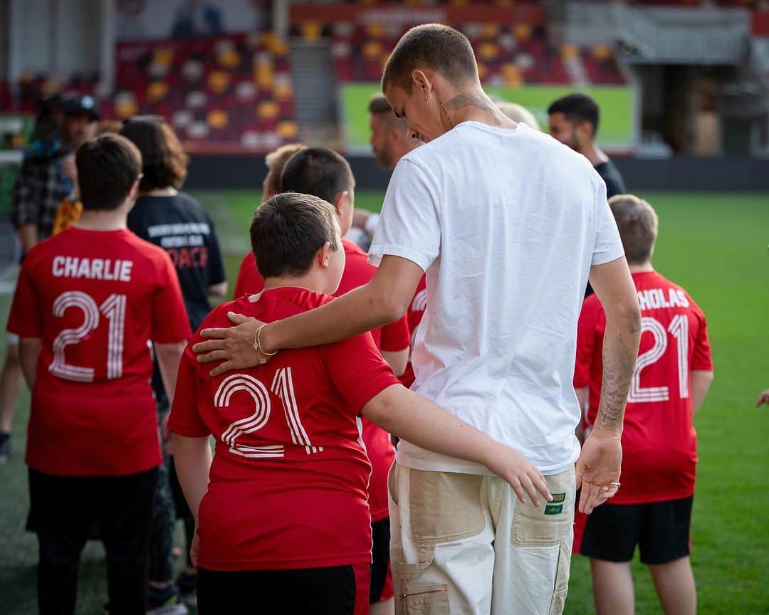デビッド・ベッカムさんのインスタグラム写真 - (デビッド・ベッカムInstagram)「So inspiring for me and @romeobeckham to spend time with the Brentford Penguins and present their amazing coach Allan Cockram with the #WhoCaresWins Unsung Hero Award. Allan gives so much of his time and love to @planet_penguin_, one of the UK’s only teams for children with Down Syndrome. Just love seeing how happy football makes these brilliant kids ❤️」9月25日 3時53分 - davidbeckham