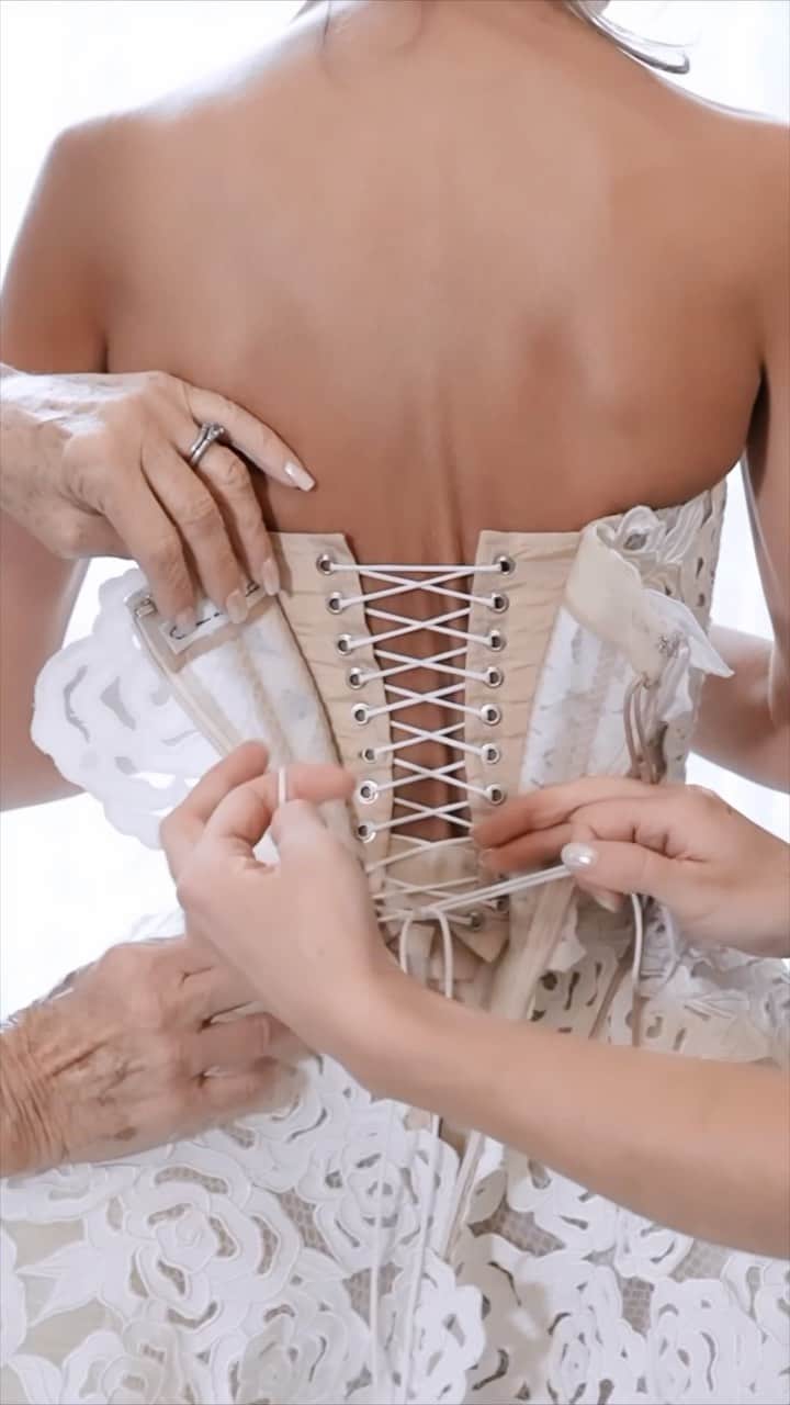 オスカーデラレンタのインスタグラム：「Coming up rosettes🌹. @bridget is fitted into her #odlrbridal rose-embroidered reception ballgown, customized with a lace-up corset on her wedding day.   Captured by @peytonfrank  Styled by @micaela」