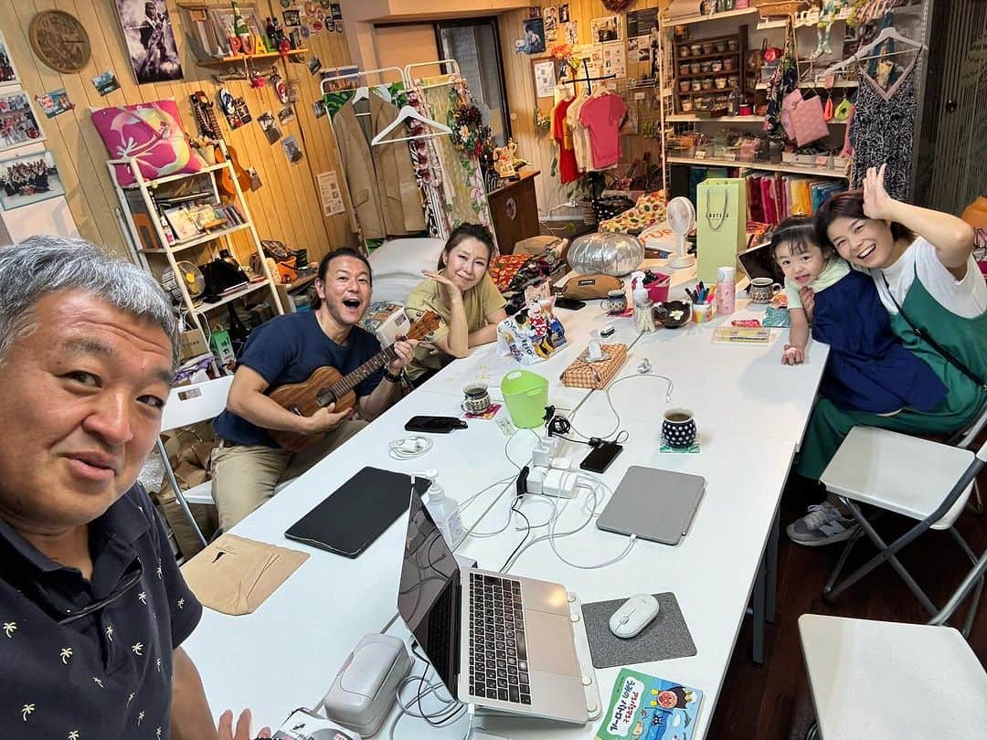 古本新乃輔のインスタグラム：「さてさて、 昨日は実り大きMTG。  KaPilinaのシンちゃんと 年末、何やら画策中。  なので、 11月は【Wパパ】  でもって、 12月は【Wシン】でお届けできればと。  詳細は改めて告知させて頂きます。 ！m(_ _)m！  (娘はMTG中、アッコちゃんに遊んでもらえてテンション爆アゲでした。)  @kapilina.sound」