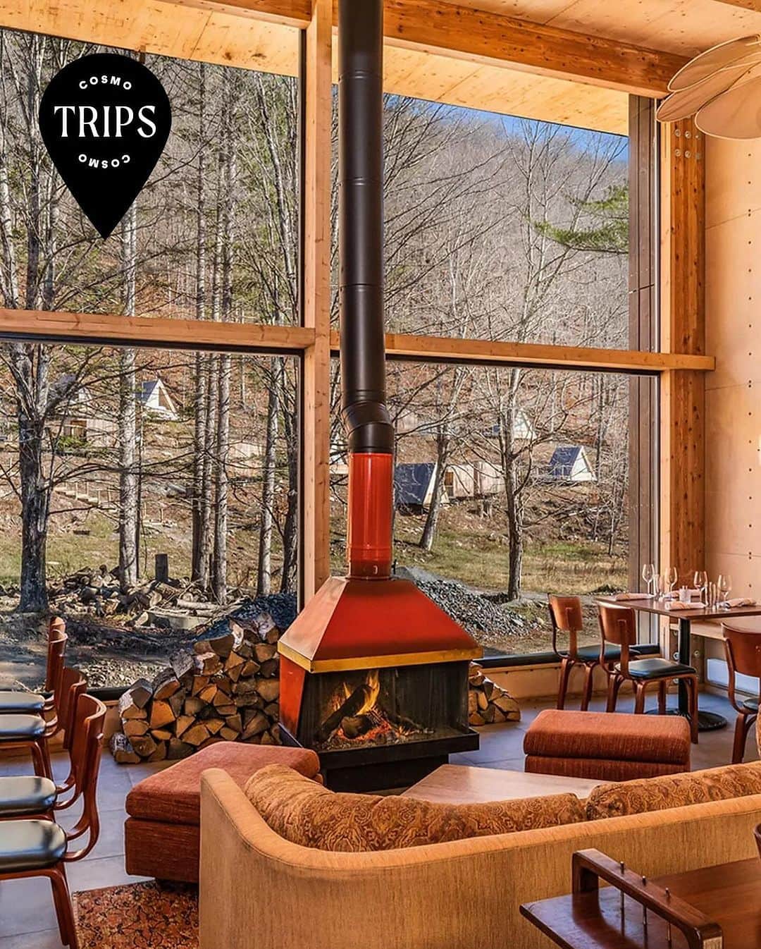 Cosmopolitanさんのインスタグラム写真 - (CosmopolitanInstagram)「It’s that time of year when I need to be deep in the woods in a chic cabin with a fireplace with Taylor Swift’s ‘Folklore’ playing softly in the background. Oh, you too? Plan your weekend trip to the Catskills at the link in bio.」9月25日 4時04分 - cosmopolitan