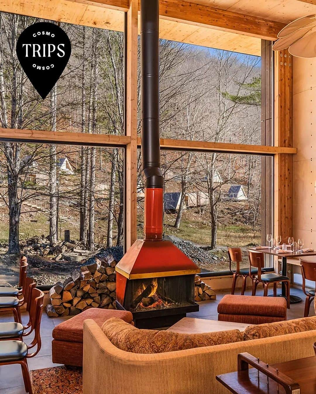 Cosmopolitanのインスタグラム：「It’s that time of year when I need to be deep in the woods in a chic cabin with a fireplace with Taylor Swift’s ‘Folklore’ playing softly in the background. Oh, you too? Plan your weekend trip to the Catskills at the link in bio.」