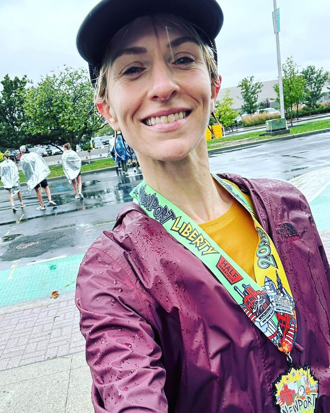 ミッキー・サムナーのインスタグラム：「Newport half marathon @nycruns !! so wet, so windy, so fun Thank u @spclifford for pushing me & being the best running partner !!!  We are training for NY Marathon in November- running for Down Syndrome research @lumindidsc. Link to sponsor our run in my bio! ❤️ 🏃‍♀️ 👟 ❤️ #lumindrdsrunners」