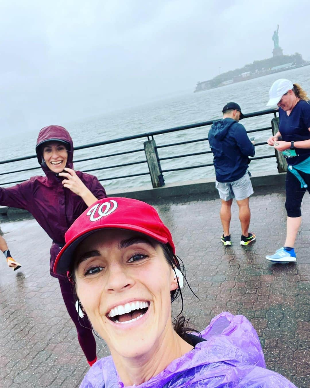 ミッキー・サムナーさんのインスタグラム写真 - (ミッキー・サムナーInstagram)「Newport half marathon @nycruns !! so wet, so windy, so fun Thank u @spclifford for pushing me & being the best running partner !!!  We are training for NY Marathon in November- running for Down Syndrome research @lumindidsc. Link to sponsor our run in my bio! ❤️ 🏃‍♀️ 👟 ❤️ #lumindrdsrunners」9月25日 4時07分 - sumnermickey