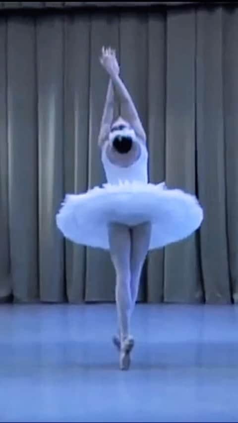 Ballet Is A WorldWide Languageのインスタグラム：「Dying swan - 18 year old @balletwithisabella  Vaganova archives 🦢  #worldwideballet」
