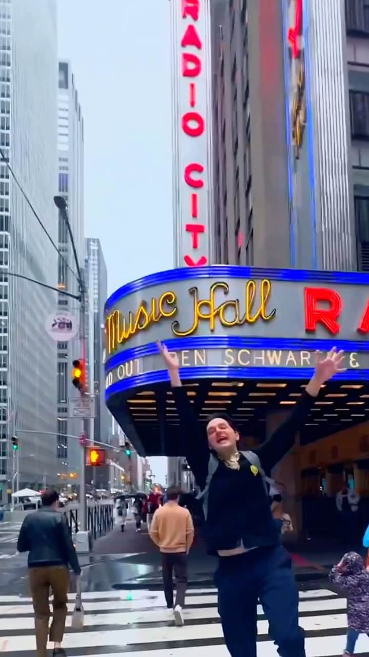 コルトン・ダンのインスタグラム：「One of the best weekends of my life. With some of the best people. @jessjessmckenna @drewtarver @rejectedjokes. #benschwartzandfriends #improv #tour #DC #NYC #radiocitymusichall」