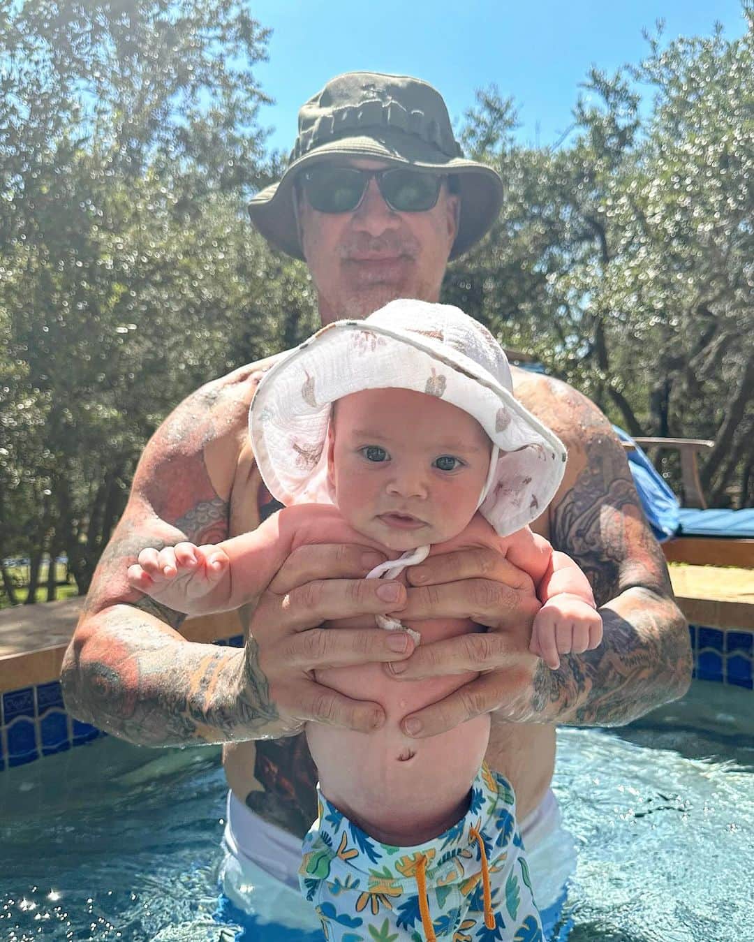 ウエストコーストチョッパーズのインスタグラム：「Bucket hat gang pool party!  *Bishop just passed his 90 day shop probation period👍🏽  #jessejames」