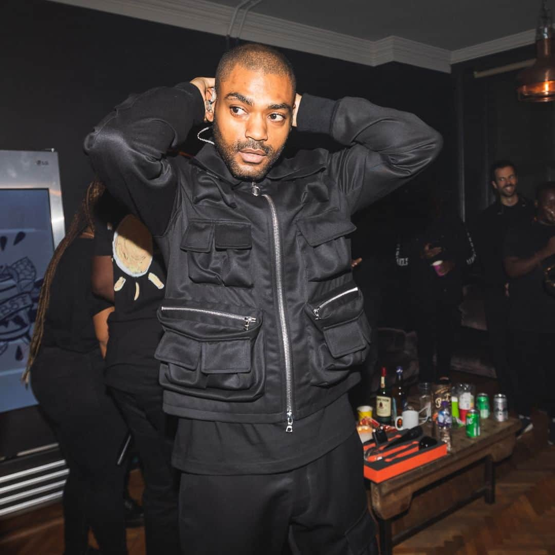 クロスサージョンのインスタグラム：「ARCHIVE  British Craftmanship. Kano @therealkano Royal Albert Hall, 2020.  Photography: @jamesnorthphoto #clothsurgeon #savilerow #bespoke #topboy」