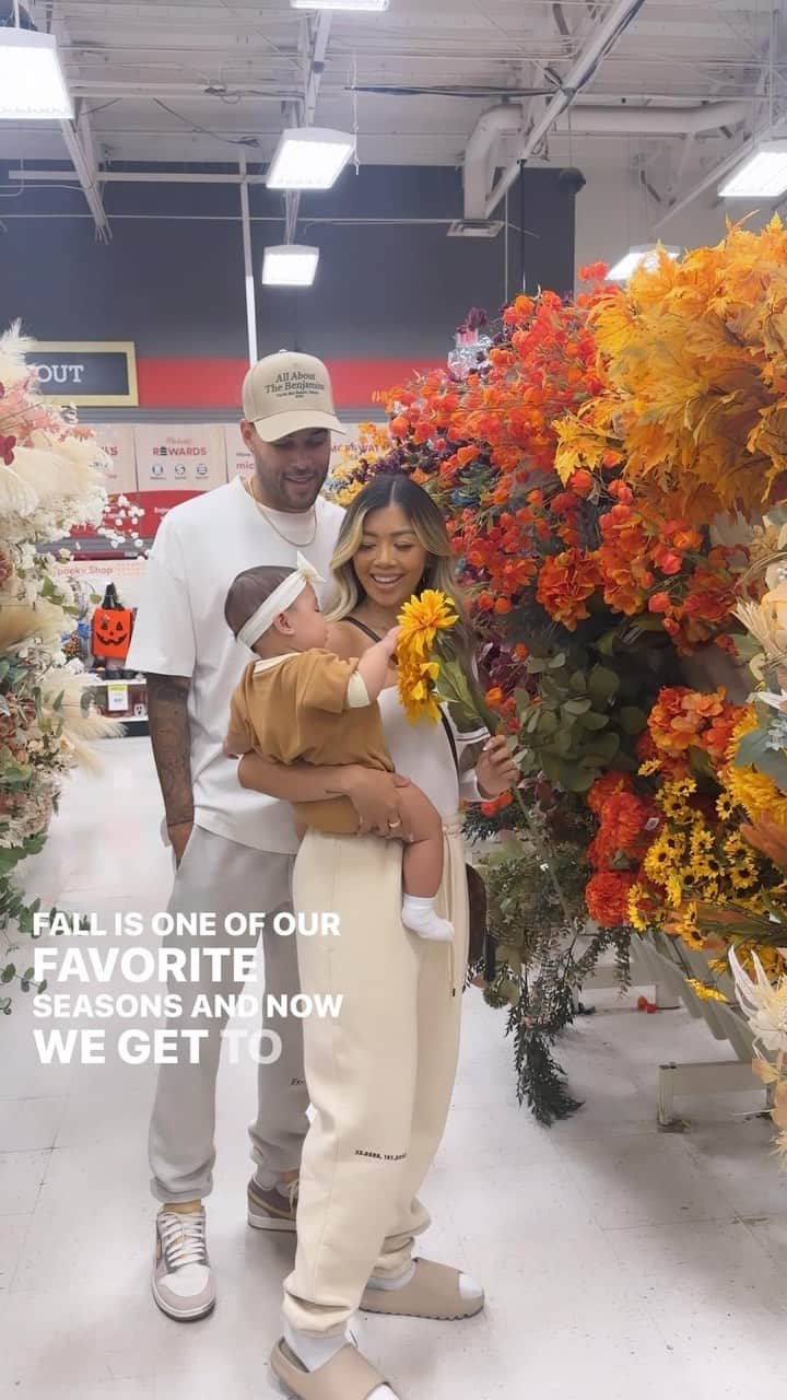 リアン Vのインスタグラム：「Happy Fall! 🍁 Excited to start decorating with @zaiasky 🍂   Follow @wearethebenjamins for more of our family content 🤎」