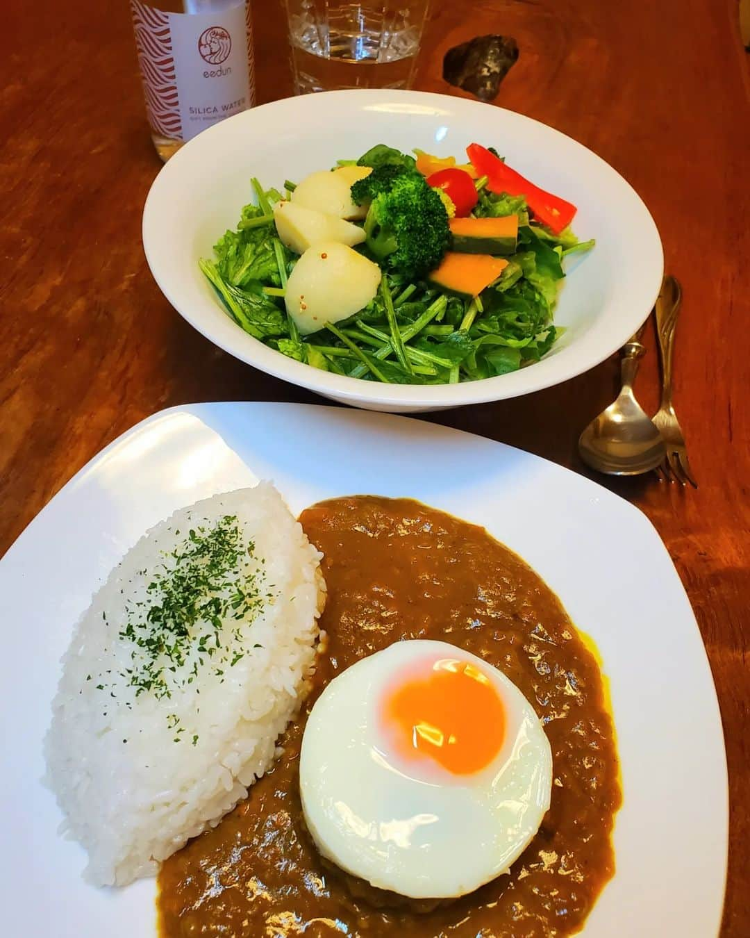 山咲トオルのインスタグラム：「ハンバーグカレーです。  画像３。 旗を立てたりしたら、お子さんから大人まで「プッw」と。  食卓に笑顔や話題が、ひとつ増えちゃったりしてね。  画像４。 私のサラダが、山盛りなのは。 １人暮らしで、きちんと朝昼晩３食を頂かないゆえ、必要量を逆算し、帳尻合わせをしているからなんです。  #おうちごはん #おひとりさまごはん  #体に優しい #バランスの良い #美味しい食卓 を #エスエルクリエーションズ #SLCreations #食品宅配 #シリカ水 #eedun #骨の健康  #山咲トオル #toruyamazaki」