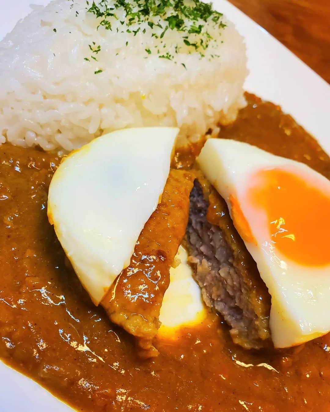 山咲トオルさんのインスタグラム写真 - (山咲トオルInstagram)「ハンバーグカレーです。  画像３。 旗を立てたりしたら、お子さんから大人まで「プッw」と。  食卓に笑顔や話題が、ひとつ増えちゃったりしてね。  画像４。 私のサラダが、山盛りなのは。 １人暮らしで、きちんと朝昼晩３食を頂かないゆえ、必要量を逆算し、帳尻合わせをしているからなんです。  #おうちごはん #おひとりさまごはん  #体に優しい #バランスの良い #美味しい食卓 を #エスエルクリエーションズ #SLCreations #食品宅配 #シリカ水 #eedun #骨の健康  #山咲トオル #toruyamazaki」9月25日 4時49分 - yamazakitoru_official