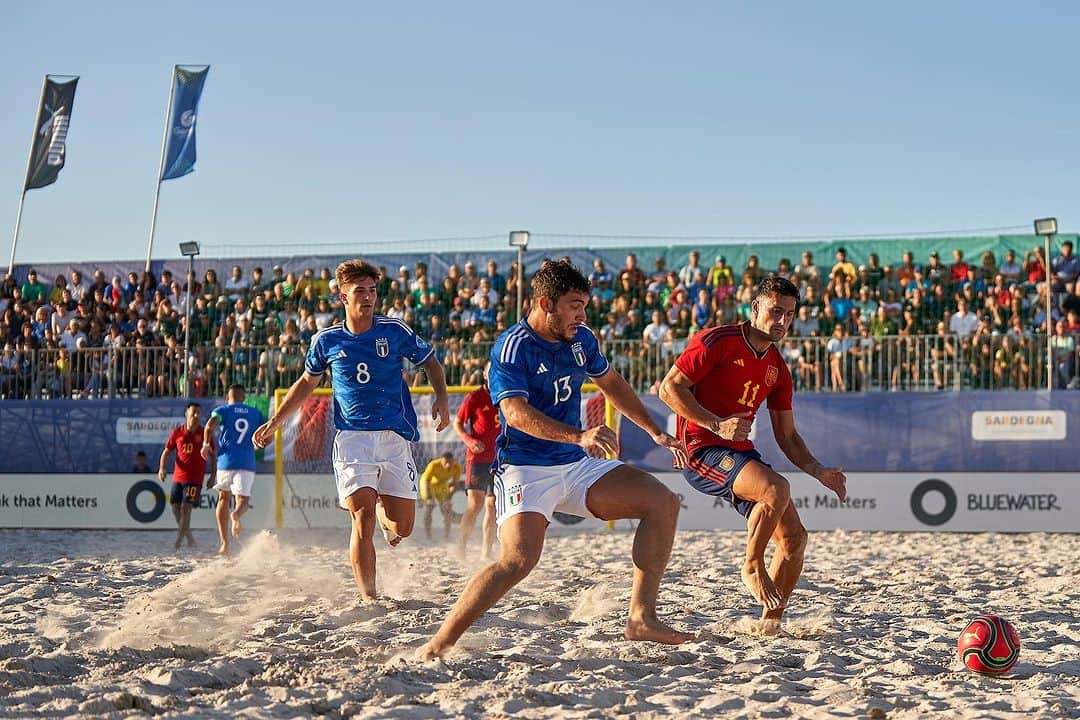 サッカーイタリア代表さんのインスタグラム写真 - (サッカーイタリア代表Instagram)「𝑨𝒛𝒛𝒖𝒓𝒓𝒊 𝑪𝒂𝒎𝒑𝒊𝒐𝒏𝒊 𝒅'𝑬𝒖𝒓𝒐𝒑𝒂 🏆🇮🇹💙  Spagna battuta 5-4 in finale ad Alghero ✅  Complimenti ragazzi 👏🏻  #EBSL #BeachSoccer」9月25日 4時55分 - azzurri