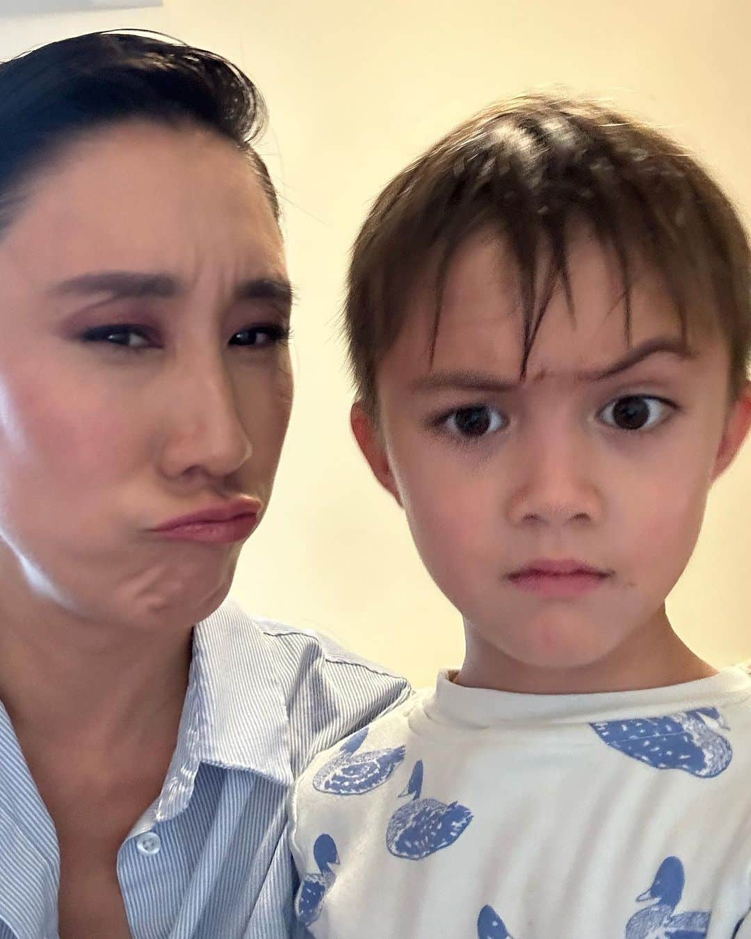 エヴァ・チェンのインスタグラム：「Happy birthday to me 🙃🙃🙃 it’s been over a decade of doing this  transcontinental fashion sprint… NY-LON—MILAN-PARIS… my birthday is smack in the middle of fashion week (and Tao’s is right in the middle of February fashion month) and I used to always feel guilty about sprinting home to be with my family. Like was I not committed enough to the art and commerce of fashion? Did I not take my job seriously enough? HOW could I miss that iconic ____ show? But honestly the older I get all I want is to be greedy about the time I get with my family!! Time flies, fashions change, family is forever. Another year older, possibly wiser, forever grateful 🫶🏼」