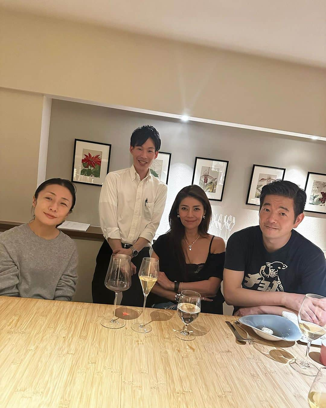 Taki Tanakaさんのインスタグラム写真 - (Taki TanakaInstagram)「#Day1 #Paris   1.2.3.4.5.6.7. @restaurant_toyo にて TOYOさん&YOKOさんご夫妻と。もはやパリの家族的存在。  8.CDG着陸前に機内から。プカプカ雲が可愛かった。  9.#ootd #outfitoftheday #outfit  マルペンサ空港にて。 tops #MM6 #mm6maisonmargiela  pants #alexandermcqueen  cap #n21xmlbxnewera #N21xMLB 新作のMM6のビッグジレと#アレクサンダーマックイーン のデニムと#ガラージュヴェントゥーノ N21大人気のMLBコラボキャップ。 @iza_official #instorenow   10.黄昏時のパリ。こんなにしょっちゅう(今年5回目)訪れているのに、到着して車で街並みを走れば、いつも胸がキュンとなる。  #PFW #izastagram」9月25日 4時59分 - tanakataki