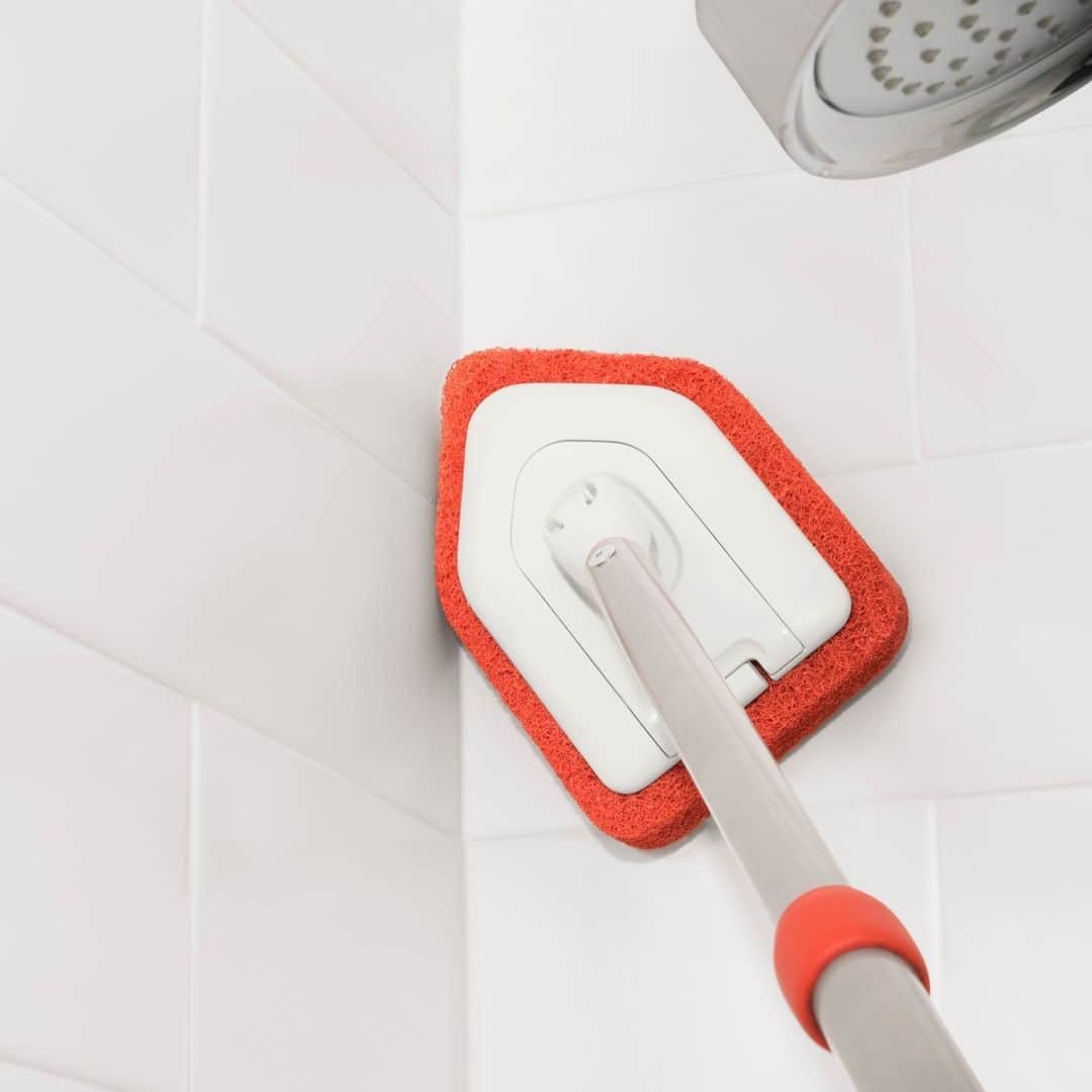 OXOのインスタグラム：「Get your bathroom sparkling clean, even in hard to reach corners, without kneeling, crouching, or climbing with OXO's Extendable Tub and Tile Scrubber. #OXOBetter」
