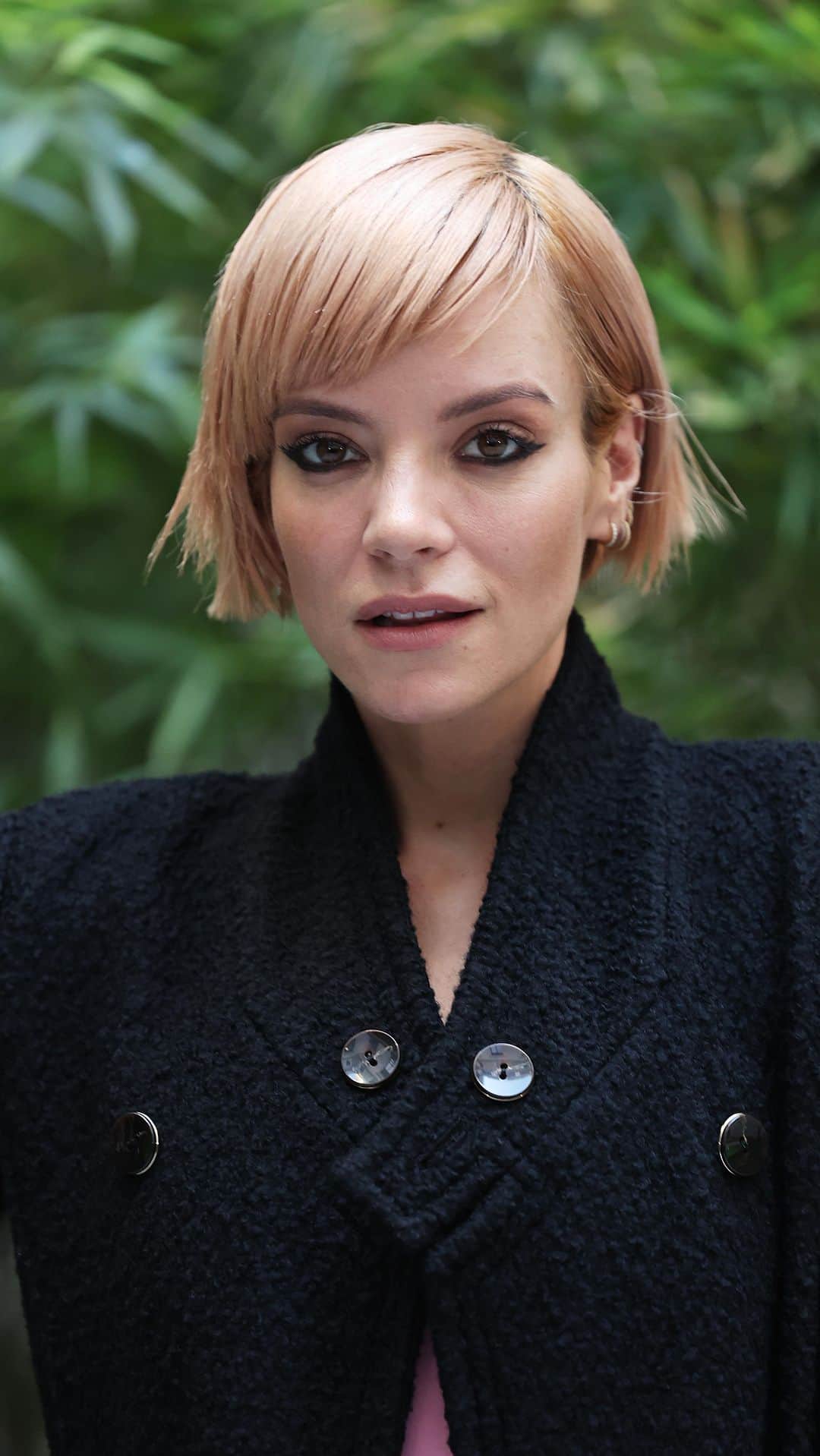 リリー・アレンのインスタグラム：「#LilyAllen was pretty in pink at @GiorgioArmani’s SS24 show today at #MilanFashionWeek. Matching her sleek pink bob to her candy floss-coloured outfit, the singer and actor took @BritishVogue along with her as she got ready for the show. Watch as she gives you the front row view.   Styled by @KyleDeVolle, with hair by @GarethBromell and make-up by @LipstickKelly and @ArmaniBeauty.」