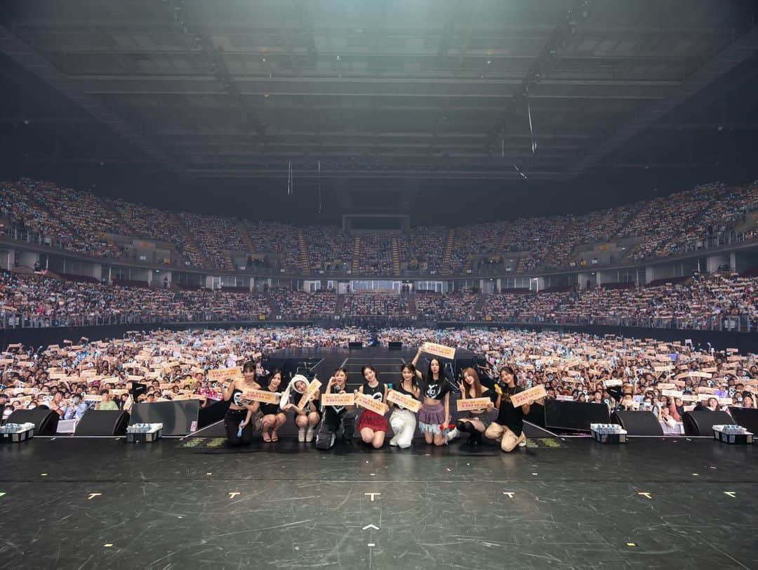 TWICEさんのインスタグラム写真 - (TWICEInstagram)「TWICE 5TH WORLD TOUR 'READY TO BE' IN #BANGKOK - DAY 1  The first night in Bangkok was super splendid and marvelous! It was full of cheers and energy!  Our Bangkok ONCE's heartfelt welcome made us feel so special and we are really thankful🫶🍭 We had such a fun time performing in Bangkok today and are already so excited for tomorrow's show as well! Love you all and see you again tomorrow!💖  #TWICE #트와이스 #READYTOBE #TWICE_5TH_WORLD_TOUR」9月25日 5時09分 - twicenews