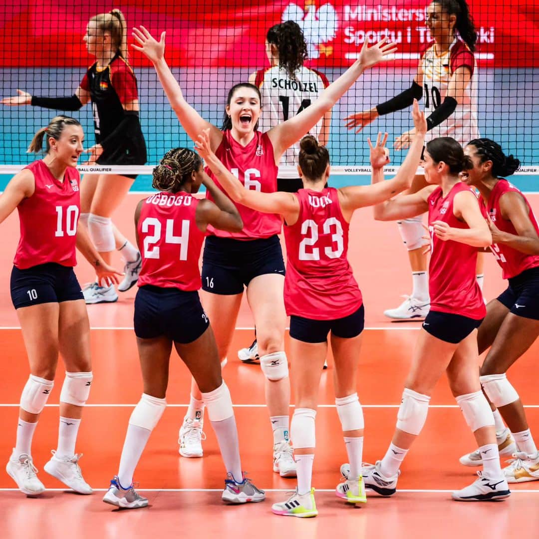 USA Volleyballさんのインスタグラム写真 - (USA VolleyballInstagram)「Happiness! 🙂  The U.S. Women 🇺🇲 defeated Germany 🇩🇪 on Sunday 3-1 (24-26, 25-21, 25-9, 25-16) at the FIVB Road to Paris Olympic Qualifier and qualified for the Paris 2024 Olympic Games.  Story and stays at 🔗 in our bio」9月25日 5時14分 - usavolleyball