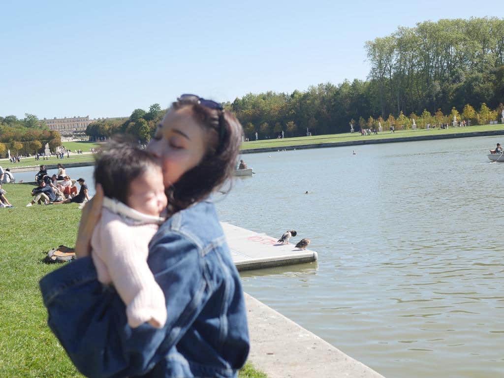 都築理沙さんのインスタグラム写真 - (都築理沙Instagram)「生後2ヶ月👶  ただただ可愛くて愛でる時間が足りない...♡  日々の生活と子供達のことに必死で、1週間くらいに感じます🥹  あっという間に一歳になるんだろうなぁ 目に焼き付けなければ🥹」9月25日 5時18分 - tsuzurisa