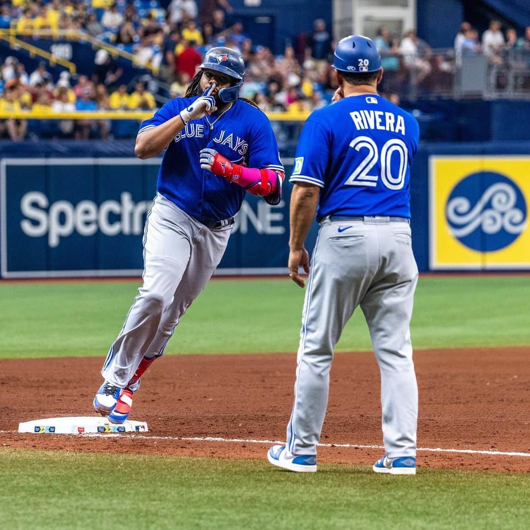 トロント・ブルージェイズさんのインスタグラム写真 - (トロント・ブルージェイズInstagram)「Here 💥 Comes 💥 Vladdy 💥  It’s a TWO-homer game! #PLAKATA」9月25日 5時25分 - bluejays