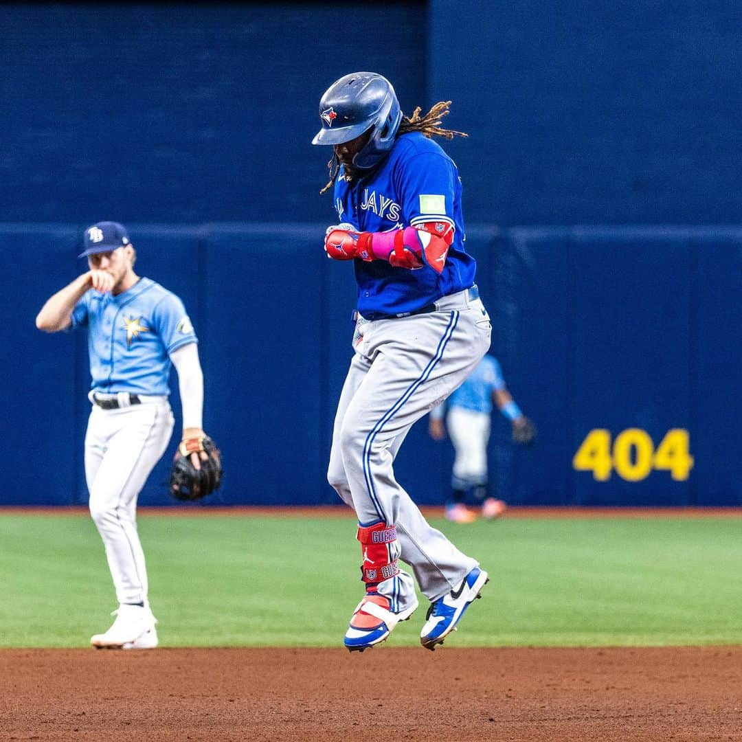 トロント・ブルージェイズさんのインスタグラム写真 - (トロント・ブルージェイズInstagram)「Here 💥 Comes 💥 Vladdy 💥  It’s a TWO-homer game! #PLAKATA」9月25日 5時25分 - bluejays