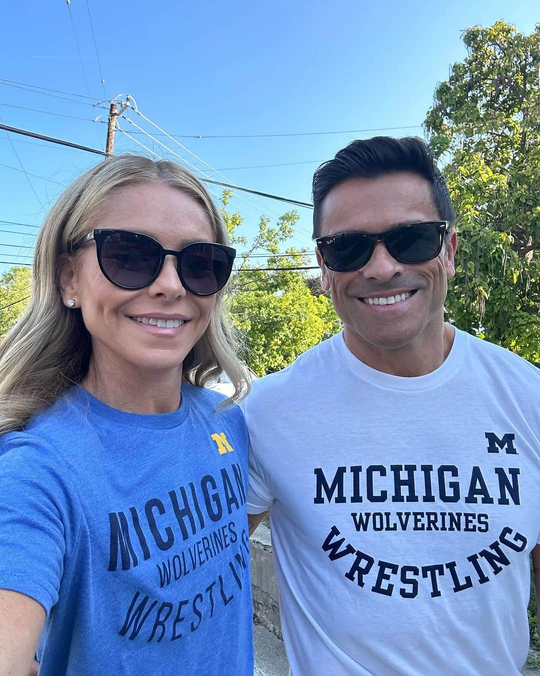 ケリー・リッパのインスタグラム：「Weekend big house photo tour. Go blue 〽️💙💛」