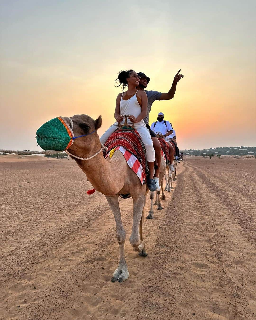 エイヨシャ・カレーのインスタグラム：「🐪x 🌅」