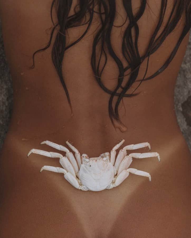 マリア・マーフィーのインスタグラム：「Tan life chose me 🦀 @the_wahine_division  👁️ @brooklynhawaii」