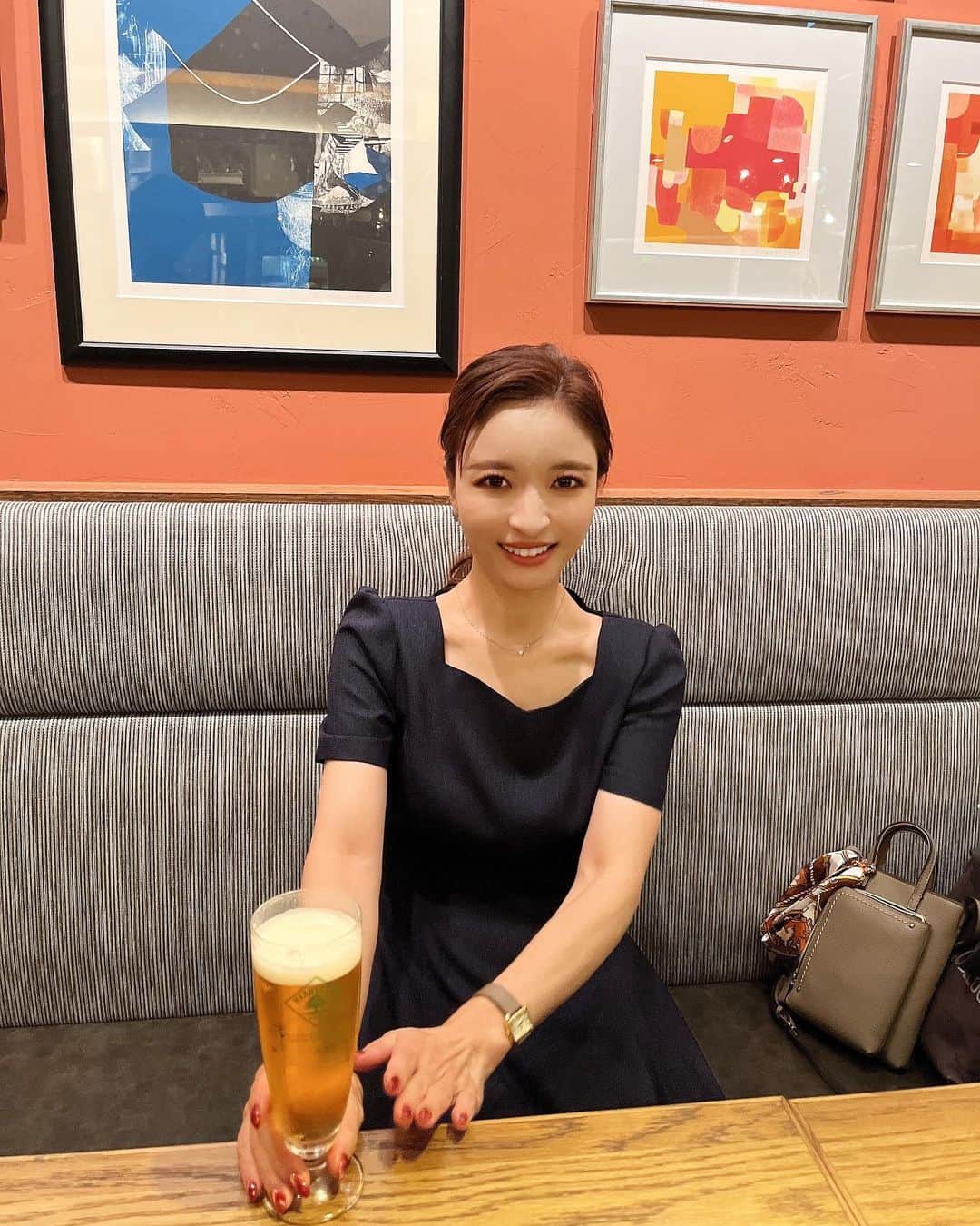 AriizumiEmaのインスタグラム：「週末の息子の学校行事帰りに、遅めのランチ。 ビールがまだ美味しい季節😋 トリュフポテトが美味しくて、最後にまたもう1皿追加しました😅 よく飲み、食べました。 こういう日は、お腹いっぱいなので、翌朝まで何も食べないです。  学校行事では、中学受験生の保護者の方々とお話する機会があり、息子の時を思い出しました🥹 ・ #中学受験#高校生」