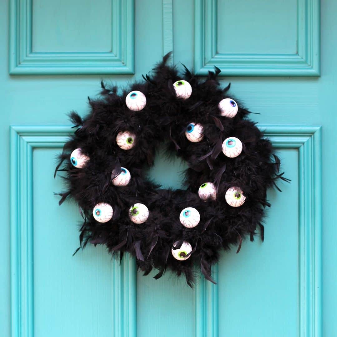 HGTVさんのインスタグラム写真 - (HGTVInstagram)「Turn heads this Halloween with these cute, kitschy and downright creepy DIY wreaths 👻 🕸 🎃 ⁠ ⁠ They're easy to make and will instantly transform your entryway AND you probably have the supplies you need at home! ✂️⁠ ⁠ Which creep-tastic wreath do you love most? ⁠ ⁠ Head to the 👉 link in bio for more creepy wreaths and step-by-step instructions. #HGTVHowTo⁠ ⁠ 📸: @bpatrickflynn (Photo 1, 2 + 8), @karenkavett, Sarah Busby, @dibblephoto, Brittni Mehlhoff, @jenniferperkins」9月25日 5時45分 - hgtv