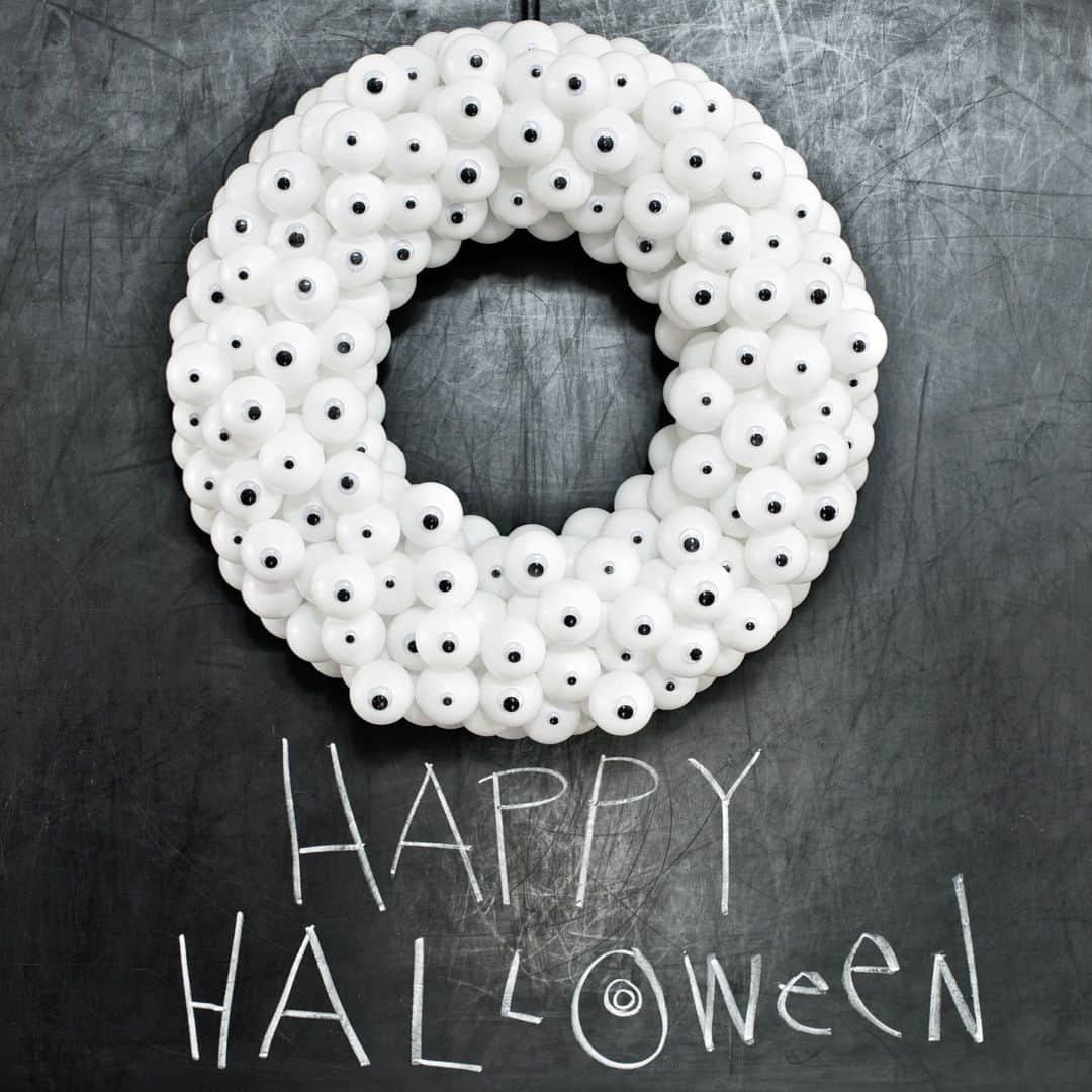 HGTVのインスタグラム：「Turn heads this Halloween with these cute, kitschy and downright creepy DIY wreaths 👻 🕸 🎃 ⁠ ⁠ They're easy to make and will instantly transform your entryway AND you probably have the supplies you need at home! ✂️⁠ ⁠ Which creep-tastic wreath do you love most? ⁠ ⁠ Head to the 👉 link in bio for more creepy wreaths and step-by-step instructions. #HGTVHowTo⁠ ⁠ 📸: @bpatrickflynn (Photo 1, 2 + 8), @karenkavett, Sarah Busby, @dibblephoto, Brittni Mehlhoff, @jenniferperkins」