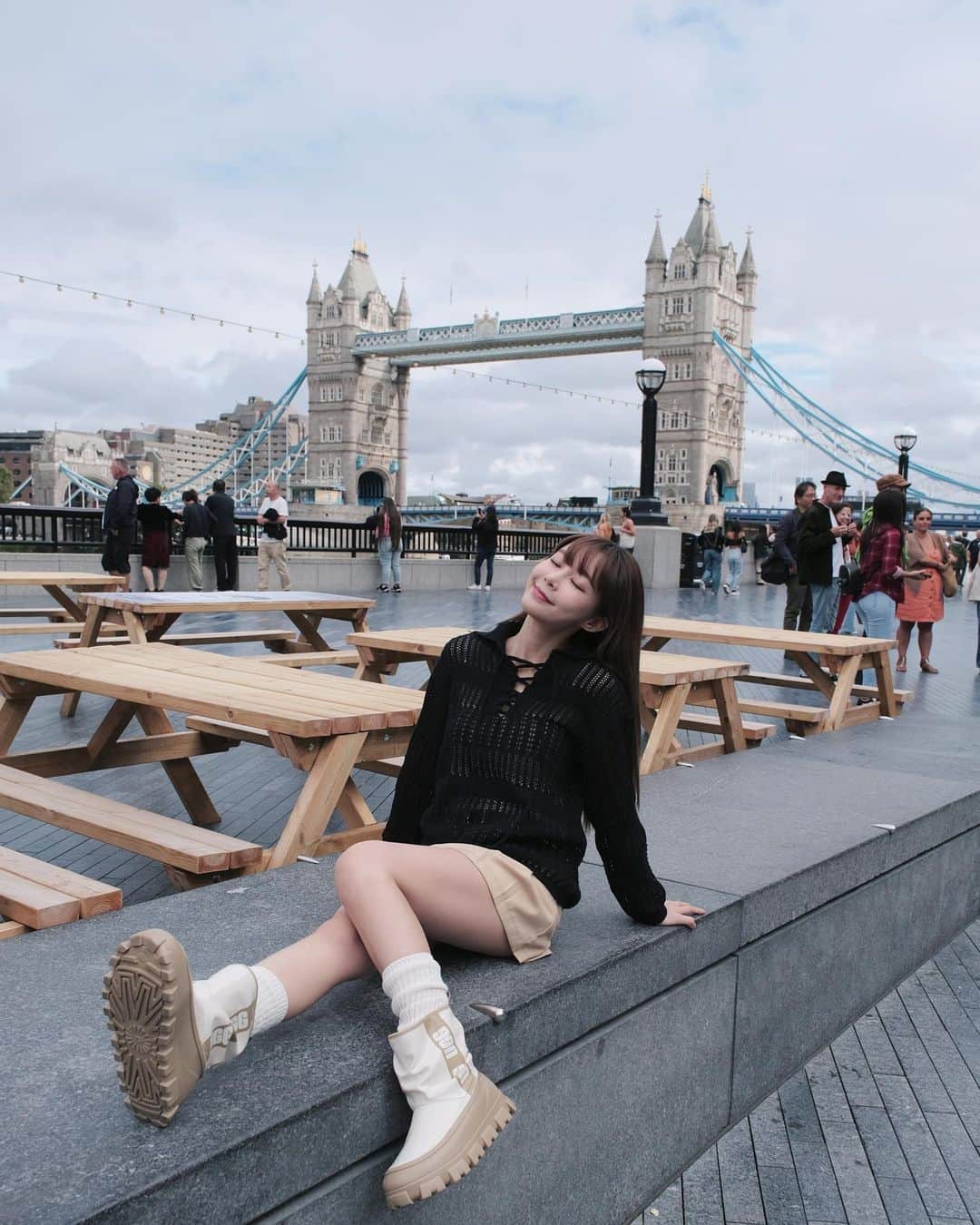 Yuriさんのインスタグラム写真 - (YuriInstagram)「有好多倫敦碎片可以發🧩  去傳說中的倫敦大橋還有Tower bridge散步了一圈， 我覺得我可以在這坐一個下午（如果不下雨的話😂） 以前出去玩很懶得拍照，覺得拍照了就像在工作， 但是沒有幾張美照的話，我怎麼能半夜睡不著覺的時候 還能津津有味的回顧啊～  看著照片完全能回想起當天涼涼的風，走路很慢的人們，還有中午大橋落地窗餐廳裡面喝著酒的上班族。 很放鬆的感受倫敦的陰天， 陽光穿過雲層投射到百年歷史建築的片刻， 不知道為什麼這種小確幸能美到有點感動， 縱使離開的時候下了場大雨， 也難以忘懷這麼有魅力的街景  🎵🎵  London bridge is falling down falling down falling down London bridge is falling down falling down falling down London bridge is falling down falling down falling down Yeah Yeah Falling down 倫敦大橋垮下來我也不離開 你的誓言說的太快 像個旅客不斷找路牌 倫敦大橋早看開 陪我在等待 愛情中最大的障礙 不是語言而是愛  🎵🎵  想搭配S.H.E的倫敦大橋垮下來 但是沒得選  凌晨發文總是流水帳  這是某一天的倫敦一日遊， 感謝萬能經紀人凱翔陪遊&賜照～ 拍照技術好像又更進步了喔 @alexhkstw」9月25日 5時47分 - xx15995