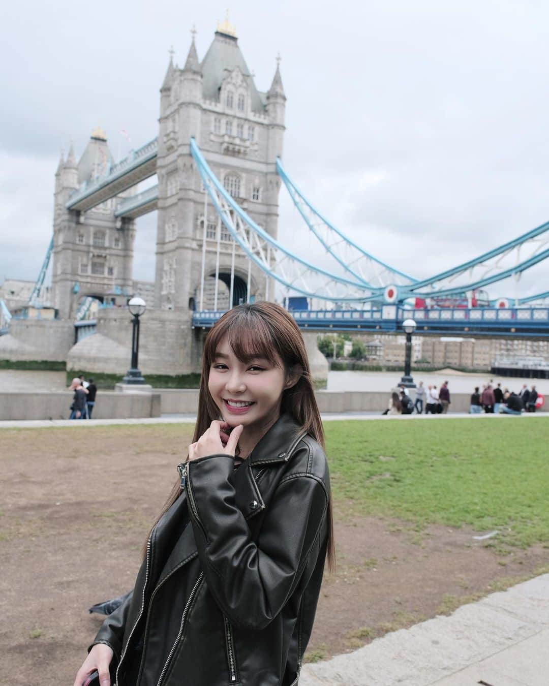 Yuriさんのインスタグラム写真 - (YuriInstagram)「有好多倫敦碎片可以發🧩  去傳說中的倫敦大橋還有Tower bridge散步了一圈， 我覺得我可以在這坐一個下午（如果不下雨的話😂） 以前出去玩很懶得拍照，覺得拍照了就像在工作， 但是沒有幾張美照的話，我怎麼能半夜睡不著覺的時候 還能津津有味的回顧啊～  看著照片完全能回想起當天涼涼的風，走路很慢的人們，還有中午大橋落地窗餐廳裡面喝著酒的上班族。 很放鬆的感受倫敦的陰天， 陽光穿過雲層投射到百年歷史建築的片刻， 不知道為什麼這種小確幸能美到有點感動， 縱使離開的時候下了場大雨， 也難以忘懷這麼有魅力的街景  🎵🎵  London bridge is falling down falling down falling down London bridge is falling down falling down falling down London bridge is falling down falling down falling down Yeah Yeah Falling down 倫敦大橋垮下來我也不離開 你的誓言說的太快 像個旅客不斷找路牌 倫敦大橋早看開 陪我在等待 愛情中最大的障礙 不是語言而是愛  🎵🎵  想搭配S.H.E的倫敦大橋垮下來 但是沒得選  凌晨發文總是流水帳  這是某一天的倫敦一日遊， 感謝萬能經紀人凱翔陪遊&賜照～ 拍照技術好像又更進步了喔 @alexhkstw」9月25日 5時47分 - xx15995