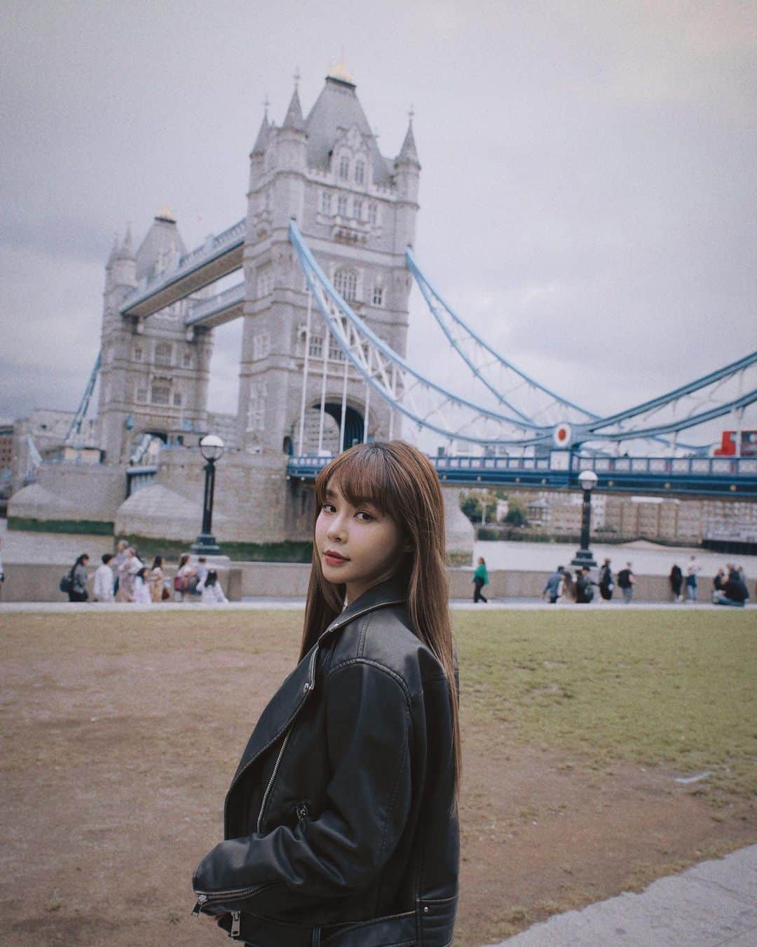 Yuriのインスタグラム：「有好多倫敦碎片可以發🧩  去傳說中的倫敦大橋還有Tower bridge散步了一圈， 我覺得我可以在這坐一個下午（如果不下雨的話😂） 以前出去玩很懶得拍照，覺得拍照了就像在工作， 但是沒有幾張美照的話，我怎麼能半夜睡不著覺的時候 還能津津有味的回顧啊～  看著照片完全能回想起當天涼涼的風，走路很慢的人們，還有中午大橋落地窗餐廳裡面喝著酒的上班族。 很放鬆的感受倫敦的陰天， 陽光穿過雲層投射到百年歷史建築的片刻， 不知道為什麼這種小確幸能美到有點感動， 縱使離開的時候下了場大雨， 也難以忘懷這麼有魅力的街景  🎵🎵  London bridge is falling down falling down falling down London bridge is falling down falling down falling down London bridge is falling down falling down falling down Yeah Yeah Falling down 倫敦大橋垮下來我也不離開 你的誓言說的太快 像個旅客不斷找路牌 倫敦大橋早看開 陪我在等待 愛情中最大的障礙 不是語言而是愛  🎵🎵  想搭配S.H.E的倫敦大橋垮下來 但是沒得選  凌晨發文總是流水帳  這是某一天的倫敦一日遊， 感謝萬能經紀人凱翔陪遊&賜照～ 拍照技術好像又更進步了喔 @alexhkstw」