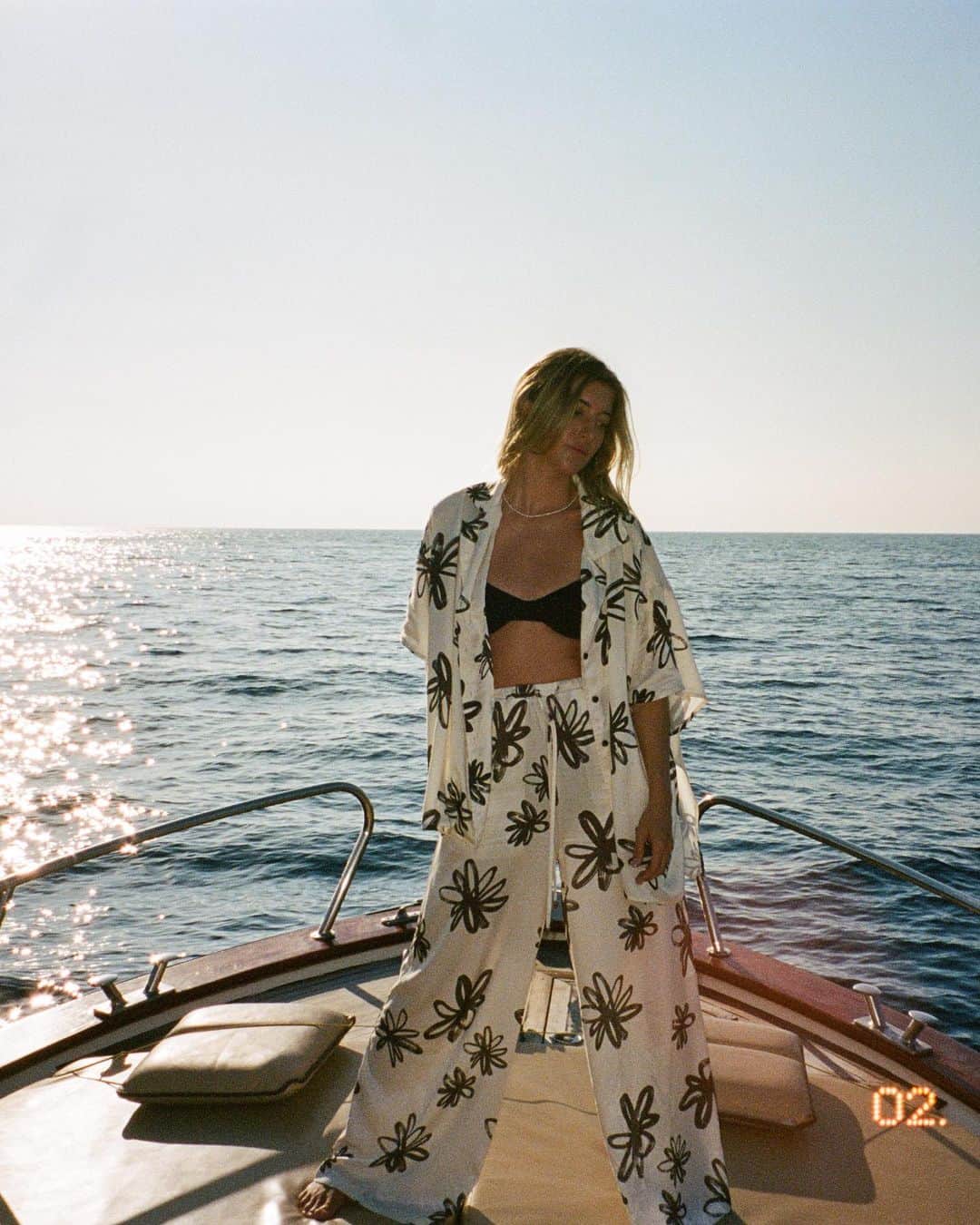 エリー・バレンさんのインスタグラム写真 - (エリー・バレンInstagram)「Some of my favourite Italy moments in our flora print swim +  clothing ~ which picture is your fav? 😍❣️ PS thank you for continuing to support my brand  @thewholesomestore the flora shirt sold out ❤️‍🔥❤️‍🔥   #italy #polignano」9月25日 5時48分 - elliewatson