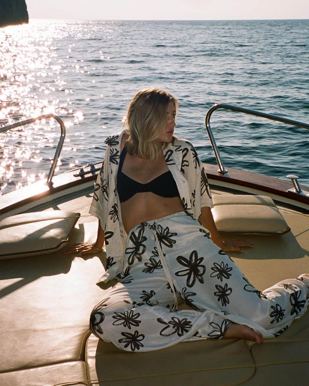 エリー・バレンさんのインスタグラム写真 - (エリー・バレンInstagram)「Some of my favourite Italy moments in our flora print swim +  clothing ~ which picture is your fav? 😍❣️ PS thank you for continuing to support my brand  @thewholesomestore the flora shirt sold out ❤️‍🔥❤️‍🔥   #italy #polignano」9月25日 5時48分 - elliewatson