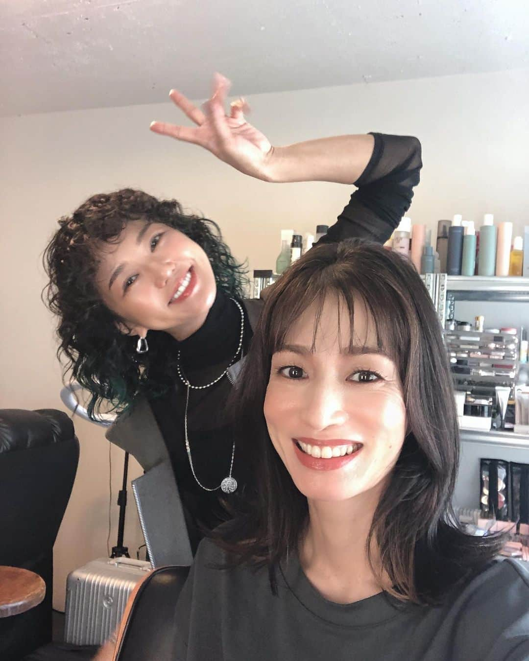 佐藤弥生のインスタグラム：「先日のお仕事 久しぶりの雑誌の撮影でした〜♪ プロのヘアメイクも久しぶり💛 キックに素敵にしてもらって💛💛 艶ファンデも教えてくれた💛 皆んなに会うのも久しぶりだし この撮影の感じも久しぶりだなぁ と皆んなを隠し撮りしたり🤣（ネタバレするのでupはゴメンなさい）  🌜実は前日からソワソワしていて😅 5時半起きの予定が早くに目が覚めてしまい💦←昔からだけどw 前日に朝ご飯用の握った🍙を見た母が、量を心配して朝から新米を炊いてくれました✨ 急いでタラコを焼いておにぎりを握りなおしw 🚃電車の中で熱々🍙をパクつく♪ タラコと自家製梅干しが染みました〜！ありがとう😢  家から品川まで１時間はかかるけど1本で行けるのは便利♪ 乗った電車もレアだったとフォロワーさんが教えてくれました🫶 撮影はもちろんとても良い感じに😊 ありがとうございました！ 雑誌が発売したら、またお知らせしますね♪ #雑誌撮影#佐藤弥生#常磐線」