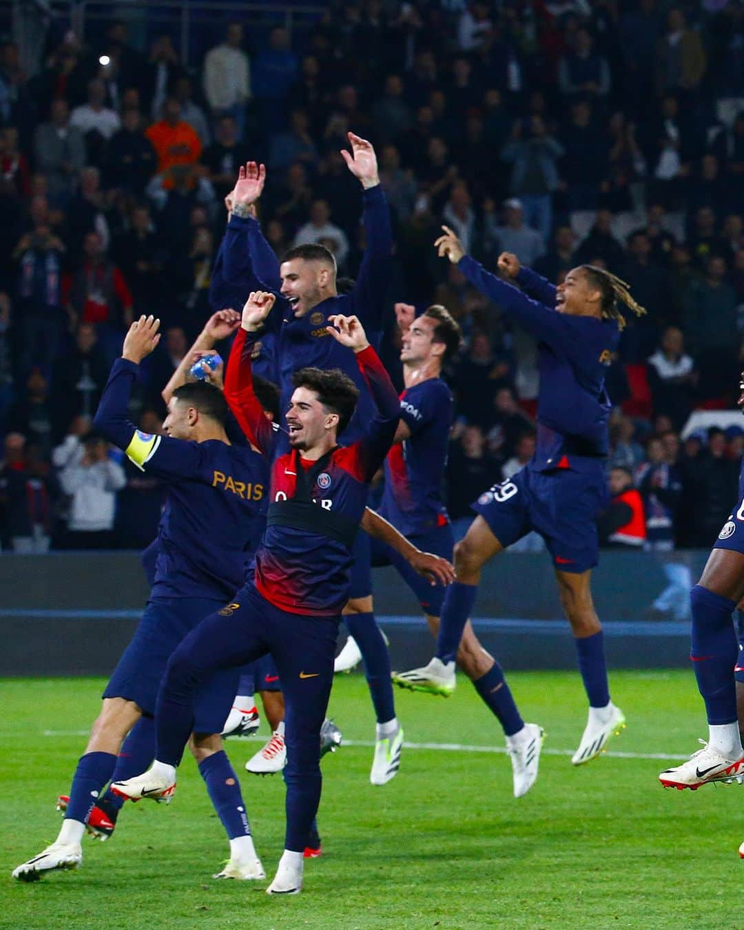 パリ・サンジェルマンFCさんのインスタグラム写真 - (パリ・サンジェルマンFCInstagram)「What a week at the Parc des Princes! ❤️💙 Quelle belle semaine au Parc des Princes ! ❤️💙  #LeClassique #PSGOM 4️⃣-0️⃣」9月25日 5時53分 - psg