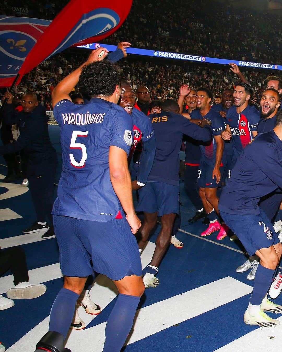 パリ・サンジェルマンFCさんのインスタグラム写真 - (パリ・サンジェルマンFCInstagram)「What a week at the Parc des Princes! ❤️💙 Quelle belle semaine au Parc des Princes ! ❤️💙  #LeClassique #PSGOM 4️⃣-0️⃣」9月25日 5時53分 - psg