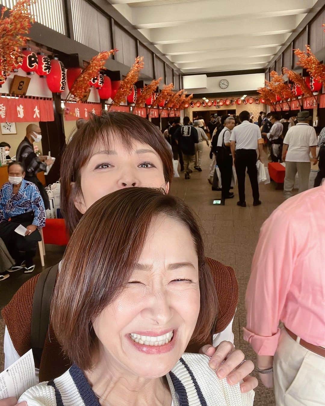 のインスタグラム：「昨日は詢ちゃんと共通の知り合いの方に大相撲千秋楽にご招待をいただきました。 両国国技館での観戦は3度目。 毎回、詢ちゃんの説明付きで楽しませていただております😊 今回も大盛り上がり、満員御礼のお客様でした。 私達の洋服、バックに気が付いたかな？色違いお揃いなのよ❣️ 手に持っているバックは数年前に詢ちゃん、舞ちゃんからのお誕生日プレゼントで戴いたバックなのよ。 #大相撲 #千秋楽 #満員御礼 #楽しい #感謝 #大盛り上がり #ありがとう #sumou #thankyou」