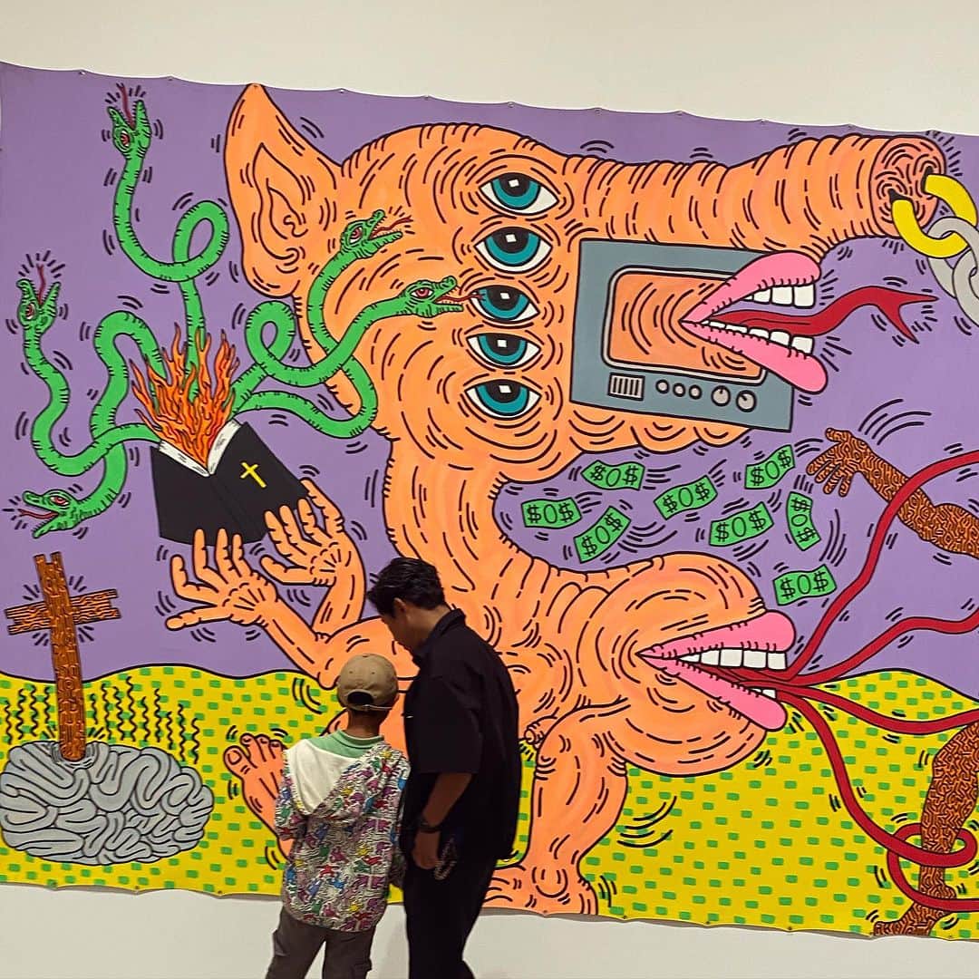 鈴木一真さんのインスタグラム写真 - (鈴木一真Instagram)「Keith Haring: Art Is for Everybody @ The BROAD  ポップアートのレジェンド #キースヘリング LA初となる大回顧展。そこはダンスミュージックが流れるクラブの様な楽しい空間🕺⚡️  かつて原宿の #オンサンデーズ 、横浜の高架下など、彼が描いた壁画を #べスパ に乗って何度も見に行った頃を思い出しました🛵=3  #KeithHaring #PopCulture #Graffiti #HIV #AIDS #SafeSex #LGBTQ  #KennyScharf #芸術はみんなのためのものだ」9月25日 6時07分 - _kazumasuzuki_