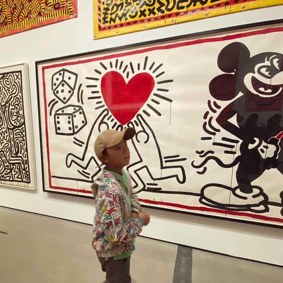 鈴木一真さんのインスタグラム写真 - (鈴木一真Instagram)「Keith Haring: Art Is for Everybody @ The BROAD  ポップアートのレジェンド #キースヘリング LA初となる大回顧展。そこはダンスミュージックが流れるクラブの様な楽しい空間🕺⚡️  かつて原宿の #オンサンデーズ 、横浜の高架下など、彼が描いた壁画を #べスパ に乗って何度も見に行った頃を思い出しました🛵=3  #KeithHaring #PopCulture #Graffiti #HIV #AIDS #SafeSex #LGBTQ  #KennyScharf #芸術はみんなのためのものだ」9月25日 6時07分 - _kazumasuzuki_
