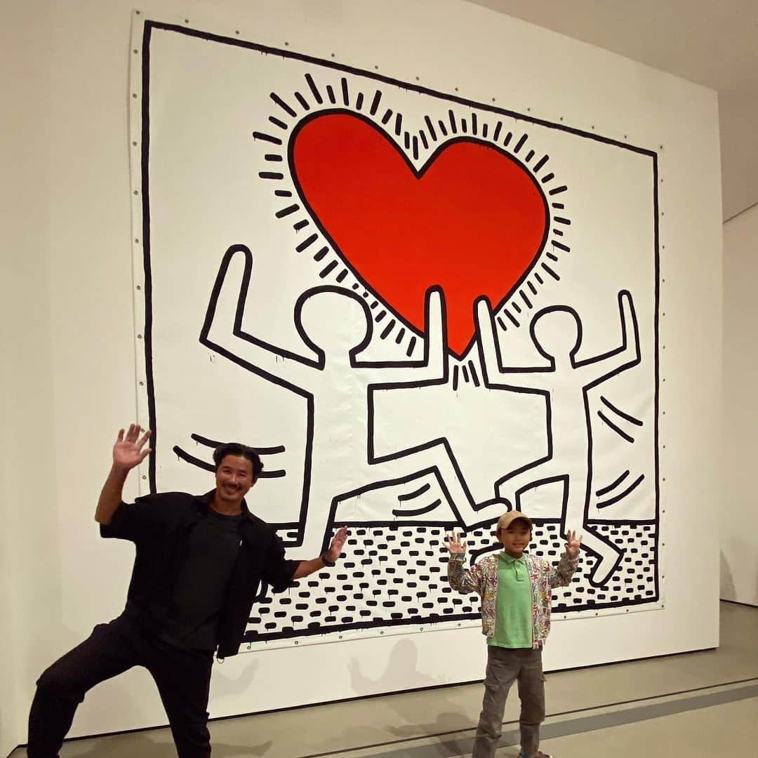 鈴木一真のインスタグラム：「Keith Haring: Art Is for Everybody @ The BROAD  ポップアートのレジェンド #キースヘリング LA初となる大回顧展。そこはダンスミュージックが流れるクラブの様な楽しい空間🕺⚡️  かつて原宿の #オンサンデーズ 、横浜の高架下など、彼が描いた壁画を #べスパ に乗って何度も見に行った頃を思い出しました🛵=3  #KeithHaring #PopCulture #Graffiti #HIV #AIDS #SafeSex #LGBTQ  #KennyScharf #芸術はみんなのためのものだ」