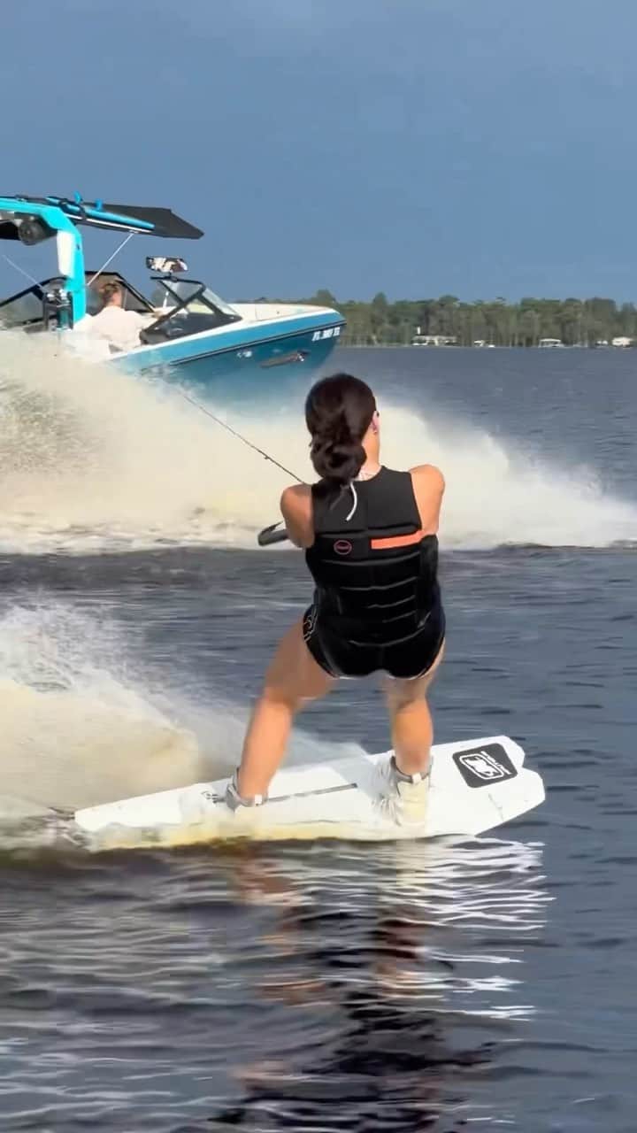 Live To Exploreのインスタグラム：「@zahrakell takes wakeboarding to another level! 😍🌊  💡Clermont, Florida is a popular destination for wakeboarding enthusiasts of all skill levels. The city is home to several lakes that are ideal for wakeboarding, including Lake Minneola, Lake Harris, and Lake Dora. The lakes offer calm waters and plenty of space to ride, making them perfect for beginners and experienced riders alike.  Sharing is caring! Spread the travel inspiration by sharing this post with your fellow explorers! 😍  🎥 : @zahrakell 📍: Clermont, Florida   #wakeboards #clermontactivities #adventuresinflorida #activitiesofclermont」