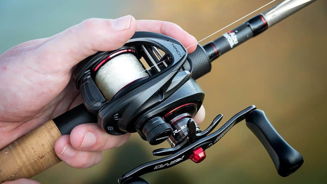 アブガルシアのインスタグラム：「The 5.4:1 gear ratio Revo Winch excels when using baits like crankbaits, swimbaits, & A-rigs with a 9-bearing system combined with IVCB-6 Brakes to deliver ultra-smooth control that is essential for heavy-duty tactics, with 25 lbs of drag for plenty of stopping power💪   #abugarcia #fishtowin #fishing #bassfishing #revo #winch」