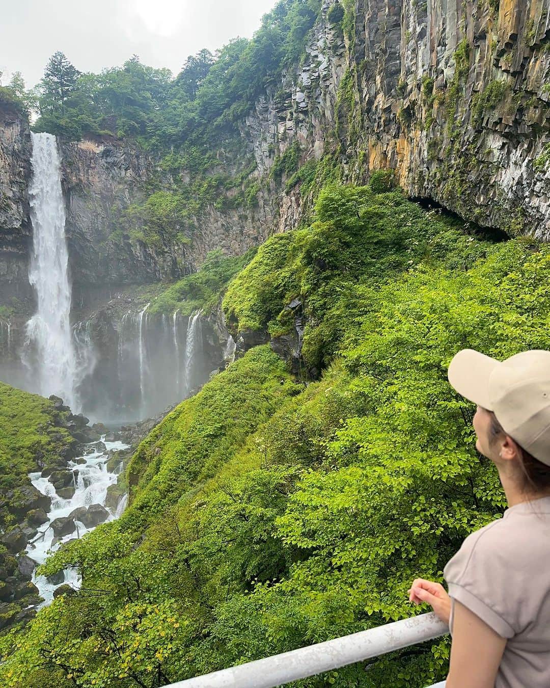 原史奈さんのインスタグラム写真 - (原史奈Instagram)「夏の思い出 マイナスイオンがすごかった✨ しばし瞑想。。。 涼しかったー #華厳滝 #マイナスイオン #夏休み #夏満喫 #夏の思い出 #旅行 #日光  #原史奈  #ゴルフ #ゴルフレッスン #ゴルフ女子 #ゴルフ大好き #golf #ゴルフウエア #ゴルフコーデ #ゴルフグッズ #ゴルフ動画 #ping #g410 #callaway #paradym #paradymmaxfast #even #archivio #アルチビオ #eyevol #cuartounited #instagolf」9月25日 6時05分 - fuminahara